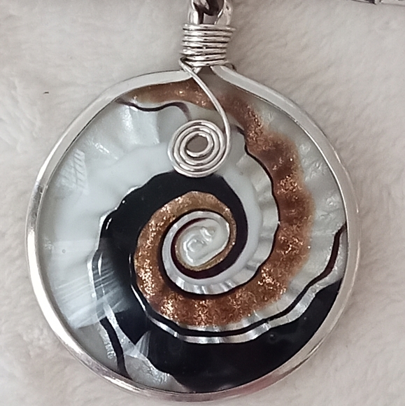 BESHEEK Glass Pendant Necklace NWOT - Picture 2 of 11